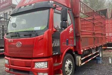 二手一汽解放 J6L中卡 2020款 领航版 南方款 240马力 4X2 6.75米仓栅式载货车(国五) 单桥 大柴二手载货车 黄牌图片