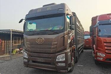 二手青岛解放 JH6重卡 领航版2.0 290马力 6X2 9.5米仓栅式载货车(国六) 前四后四 锡柴二手载货车 黄牌