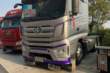 一汽解放 J7重卡 560马力 6X4 牵引车(国六)(液缓)(国六) 双驱 锡柴二手牵引车 黄牌