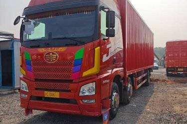 二手青岛解放 JH6重卡 320马力 6X2 9.5米厢式载货车(国五) 前四后四 锡柴二手载货车 黄牌