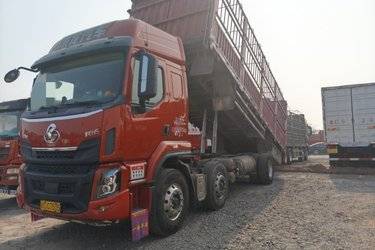 二手东风柳汽 乘龙H5中卡 240马力 6X2 7.8米仓栅式载货车底盘(国五) 前四后四 玉柴二手载货车 黄牌