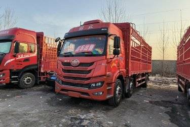 二手青岛解放 悍V重卡 290马力 6X2 7.7米仓栅式载货车(国五) 前四后四 潍柴二手载货车 黄牌