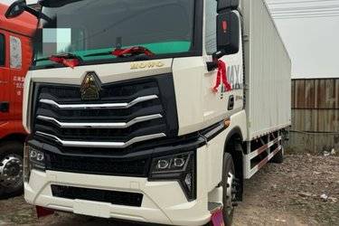 二手中国重汽 HOWO MAX 290马力 4X2 9.6米厢式载货车(国六) 单桥 中国重汽二手载货车 黄牌