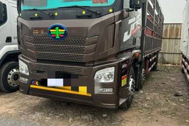 二手青岛解放 JH6重卡 320马力 6X2 9.5米仓栅式载货车(国五) 前四后四 锡柴二手载货车 黄牌