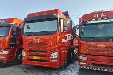 二手青岛解放 JH6重卡 领航版2.0 290马力 6X2 9.5米仓栅式载货车(国六) 前四后四 锡柴二手载货车 黄牌