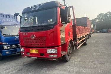 二手一汽解放 J6L中卡 180马力 4X2 6.75米栏板载货车(国五) 单桥 大柴二手载货车 黄牌