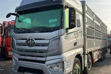 二手一汽解放 J7重卡 经典版 560马力 8X4 9.4米AMT自动档仓栅式载货车(带液缓)(国六) 前四后八 锡柴二手载货车 黄牌