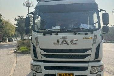 二手江淮 德沃斯Q9 195马力 4X2 6.8米排半厢式载货车(国六) 单桥 康明斯二手载货车 黄牌