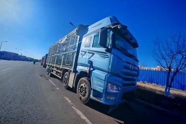 二手一汽解放 J7 580马力 8X4 9.4米AMT自动档仓栅式载货车(国六) 前四后八 锡柴二手载货车 黄牌