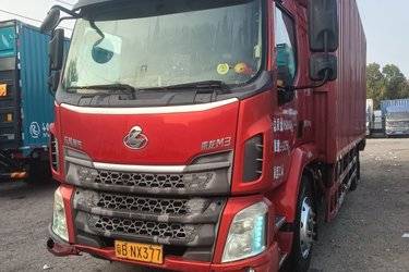 二手东风柳汽 新乘龙M3中卡 195马力 4X2 8.3米厢式载货车(国六) 单桥 东风康明斯二手载货车 黄牌