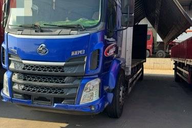 二手东风柳汽 乘龙M3中卡 270马力 6X2 9.6米厢式载货车(国五) 前四后四 玉柴二手载货车 黄牌