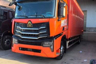 二手中国重汽 HOWO MAX 290马力 4X2 9.6米厢式载货车(国六) 单桥 中国重汽二手载货车 黄牌
