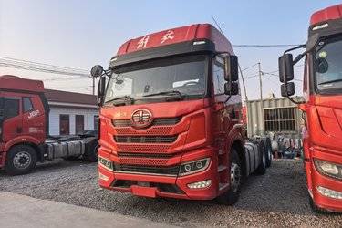 青岛解放 悍V重卡 2.0 460马力 6X4 牵引车(国六) 双驱 潍柴二手牵引车 黄牌