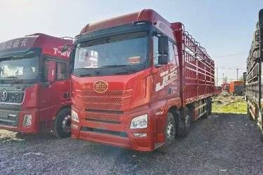 二手青岛解放 JH6重卡 领航版2.0 290马力 6X2 7.7米仓栅式载货车(国六) 前四后四 锡柴二手载货车 黄牌