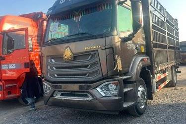 二手中国重汽 豪沃NX中卡 270马力 6X2 6.8米仓栅式载货车(国六) 前四后四 曼二手载货车 黄牌