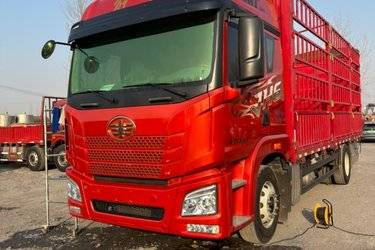 二手青岛解放 JH6重卡 领航版2.0 320马力 6X2 8.6米仓栅式载货车(国六) 前四后四 大柴二手载货车 黄牌