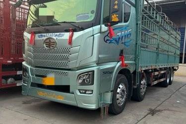 二手青岛解放 JH6 智尊版2.0 520马力 8X4 9.5米AMT自动档仓栅式载货车(国六) 前四后八 锡柴二手载货车 黄牌