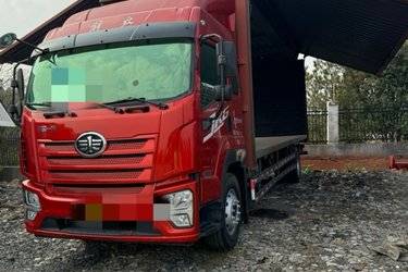 二手青岛解放 JK6中卡 220马力 4X2 8.3米厢式载货车(国六) 单桥 锡柴二手载货车 黄牌