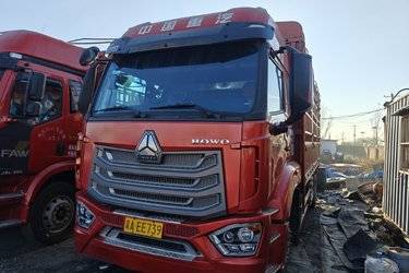 二手中国重汽 豪沃N5W中卡 245马力 4X2 6.75米仓栅式载货车(国六) 单桥 潍柴二手载货车 黄牌图片