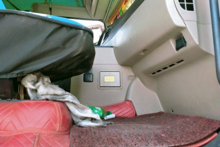 二手青岛解放 320马力 载货车