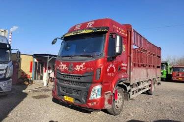 二手东风柳汽 乘龙H5中卡 240马力 4X2 6.8米仓栅式载货车(国五) 单桥 玉柴二手载货车 黄牌图片