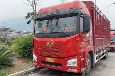 二手青岛解放 JH6 320马力 4X2 6.7米仓栅式载货车(国六) 单桥 一汽二手载货车 黄牌