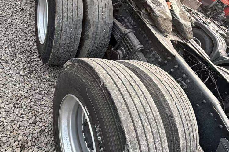 二手青岛解放 500马力 牵引车