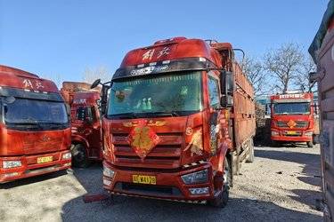 二手一汽解放 J6L中卡 精英版 240马力 4X2 6.75米仓栅式载货车(国五) 单桥 锡柴二手载货车 黄牌图片