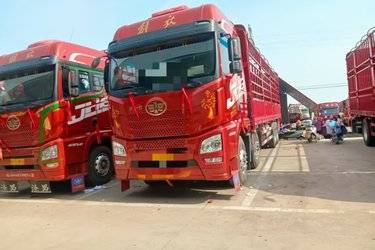 二手青岛解放 JH6重卡 领航版2.0 430马力 8X4 9.4米仓栅式载货车(国五) 前四后八 潍柴二手载货车 黄牌