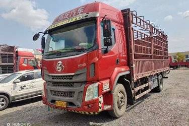 二手东风柳汽 乘龙H5中卡 240马力 4X2 6.8米仓栅式载货车(153后桥)(国五) 单桥 玉柴二手载货车 黄牌