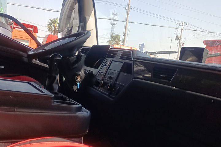 二手青岛解放 260马力 载货车