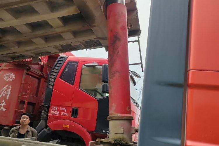 二手一汽解放 550马力 自卸车