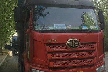 二手一汽解放 J6L中卡 尊享版 绿通 260马力 4X2 6.75米仓栅式载货车(国六) 单桥 大柴二手载货车 黄牌