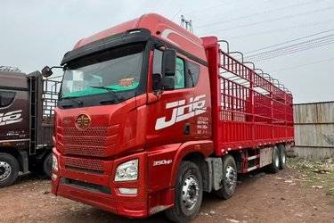 二手青岛解放 JH6重卡 领航版2.0 420马力 8X4 9.4米仓栅式载货车(国五) 前四后八 锡柴二手载货车 黄牌图片