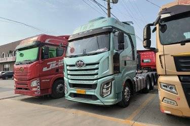 二手一汽解放 J6V重卡 领航版 620马力 6X4 AMT自动档牵引车(液缓)(国六) 双驱 锡柴二手牵引车 黄牌图片