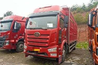 二手一汽解放 J6L中卡 尊享版 绿通 260马力 4X2 6.75米仓栅式载货车(国六) 单桥 锡柴二手载货车 黄牌图片