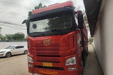 二手青岛解放 JH6重卡 领航版2.0 460马力 8X4 9.5米仓栅式载货车(国六) 前四后八 锡柴二手载货车 黄牌