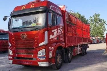 二手青岛解放 JH6重卡 460马力 8X4 9.4米仓栅式载货车(速比3.727)(国六) 前四后八 锡柴二手载货车 黄牌图片