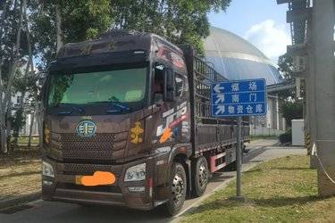二手青岛解放JH6 7.8L柴油 360马力 一汽解放10档 6.7米排半仓栅式载货车(国六) 单桥 大柴二手载货车 黄牌