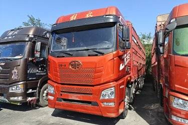 二手青岛解放 JH6重卡 领航版2.0 420马力 8X4 9.5米仓栅式载货车(国五) 前四后八 锡柴二手载货车 黄牌