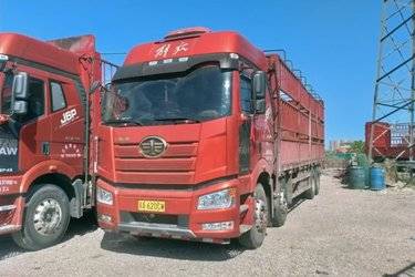 二手一汽解放 新J6P 经典版 460马力 8X4 9.5米仓栅式载货车(国六) 前四后八 锡柴二手载货车 黄牌图片