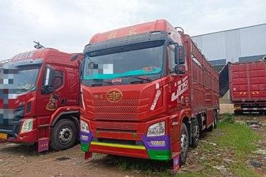 二手青岛解放 JH6重卡 领航版2.0 420马力 8X4 9.4米仓栅式载货车(国五) 前四后八 锡柴二手载货车 黄牌图片
