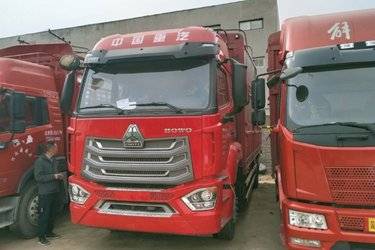 二手中国重汽 豪沃N5W中卡 220马力 4X2 6.75米仓栅式载货车(国六) 单桥 潍柴二手载货车 黄牌