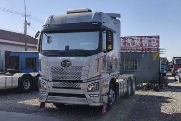 二手青岛解放 新JH6重卡 600马力 6X4 LNG自动档牵引车(国六) 双驱 锡柴二手牵引车 黄牌图片
