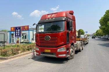 二手一汽解放 J6P重卡 领航版 460马力 6X4牵引车(国五) 双驱 锡柴二手牵引车 黄牌图片