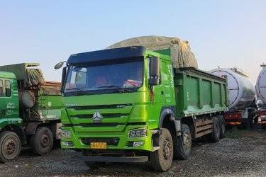 二手中国重汽 HOWO重卡 440马力 8X4 7.8米自卸车(国五) 前四后八 中国重汽二手自卸车 黄牌图片