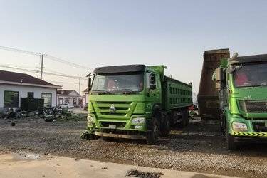 二手中国重汽 HOWO重卡 440马力 8X4 8.2米自卸车(国五) 前四后八 中国重汽二手自卸车 黄牌图片