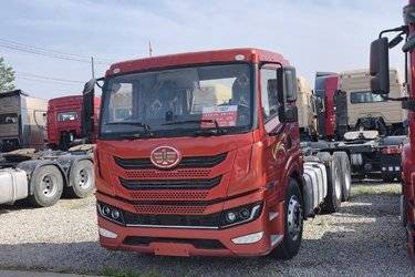 二手青岛解放 悍VH重卡 460马力 6X4 LNG牵引车(国六) 双驱 潍柴二手牵引车 黄牌图片