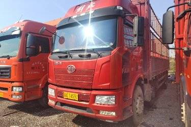二手一汽解放 J6L重卡 260马力 6X2 7.7米仓栅式载货车(国六) 前四后四 锡柴二手载货车 黄牌