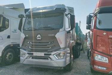 二手中国重汽 豪瀚N7G重卡 440马力 6X4 LNG牵引车(国六) 双驱 曼二手牵引车 黄牌